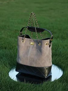 Borsa a secchiello tracolla catena pelle scamosciata grigia, borsa lusso trapuntata donna.