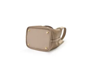 Vue détaillée du fond du sac seau en cuir véritable avec clous métalliques dorés.