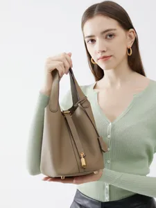 Sac seau en cuir véritable pour femme, cabas élégant avec cadenas en métal et design chic.