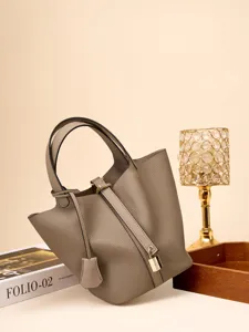 Sac seau en cuir véritable pour femme, sac à main élégant avec cadenas et poignée.