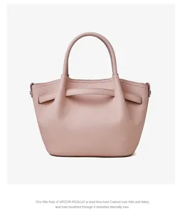 Primo piano della borsa a secchiello in pelle rosa testurizzata, dettagli di cucitura.