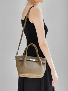 Elegante borsa a tracolla da donna in pelle taupe, design minimalista e raffinato stile chic.