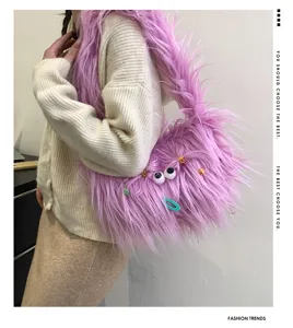 Flauschige lila Plüsch-Monster-Umhängetasche mit süßen Kulleraugen und Haarspangen.