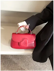 Rote PU Leder Handtasche Detailansicht mit modischem Herz Klappendesign für elegante Damen.