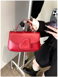 Rote PU-Leder Umhängetasche mit schickem Herzklappen-Design, stilvolle Damenhandtasche im Alltag.