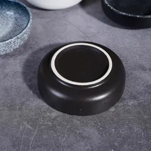 Plat à sauce en céramique japonaise, bol rond noir pour soja, cuisine et restaurant.
