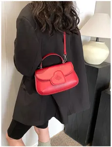 Rote PU Leder Schultertasche für Damen, stilvolles Herz Klappendesign mit Griff und Umhängegurt.