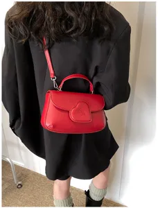 Rote PU Leder Umhängetasche mit schönem Herz Klappendetail für stilvollen Damen Alltag.