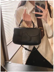 Schicke schwarze PU Leder Handtasche mit Herzklappe und Henkel für Damen stylischer Alltag.