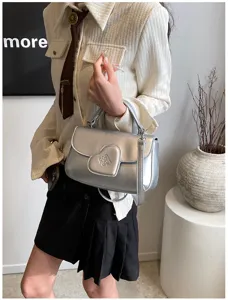 Silberne PU Schultertasche Detail, stilvolles Herz Klappendesign für trendige Alltagsmode.