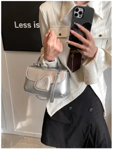Schicke silberne PU Leder Umhängetasche für Damen, modische Herz Klappe Handtasche.