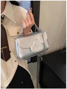 Silberne PU Leder Mode Umhängetasche mit Herzklappe Detail für Damen stilvolle Alltagstasche