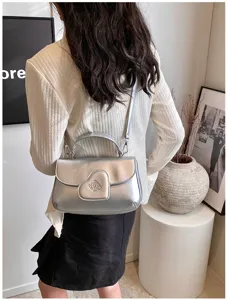 Modische silberne PU Umhängetasche für Damen mit stylischem Herz Klappendesign.