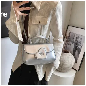Silberne Metallic Umhängetasche für Damen, stilvolle PU Leder Handtasche mit Herzklappe.