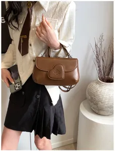 Braune PU Leder Handtasche Detailansicht, stilvolle Umhängetasche mit Herzklappe.