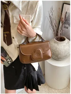 Braune PU-Leder Umhängetasche für Damen mit schickem Herzverschluss für den Alltag.