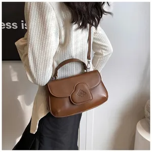 Braune PU-Leder Schultertasche mit stilvoller Herzklappe, Tragegriff und Riemen.