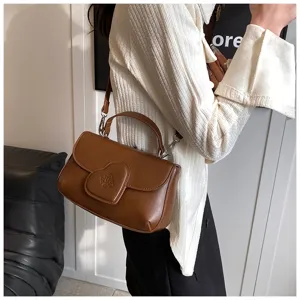 Detailansicht der braunen PU-Leder Schultertasche mit süßer Herzklappe und Tragegriff.