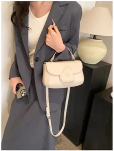 Modische beige PU-Leder Umhängetasche für Damen, trendige Handtasche mit Klappe für den Alltag.