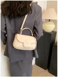 Detailansicht der stilvollen beige PU Leder Umhängetasche mit süßem Herzklappendesign.