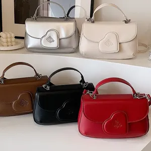 Modische PU Leder Umhängetasche mit süßem Herzklappendesign für Damen und den täglichen Gebrauch.