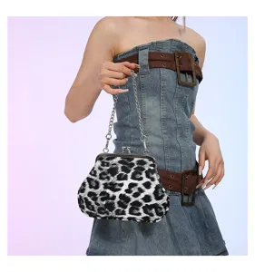 Schicke Damen Umhängetasche mit Leopardenmuster, Kettengriff und Kussverschluss für Mode.