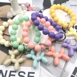 Bracelet de perles coloré avec adorable pendentif chien ballon pour coque et clés.