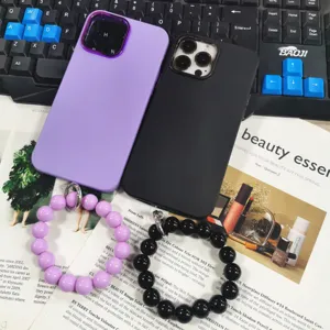 Vue détaillée de coque de téléphone couleur bonbon avec dragonne en perles acryliques, accessoire.