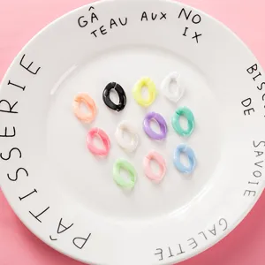 Detalle de anillos abiertos acrílicos coloridos, primer plano de excelentes accesorios de joyería moderna.