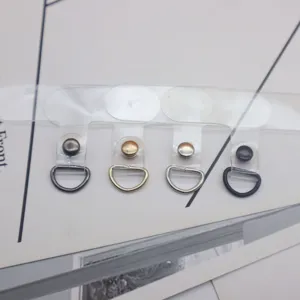 Nahaufnahme von transparenten Handykarten mit Metall D-Ringen in vier verschiedenen Farben.