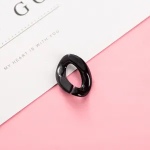 Detalle de un eslabón de cadena abierto de acrílico negro para joyería y manualidades.