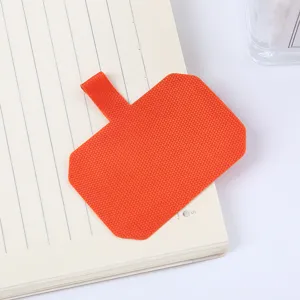 Vista dettagliata della patch per cordino del telefono arancione con trama a rete resistente.