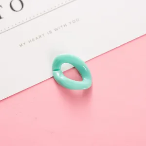 Anillo abierto de acrílico accesorio de joyería DIY verde menta primer plano detalle