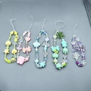 Schattige kleurrijke kralen telefoonkoord set met leuke strikjes en schattige dierenhangers.