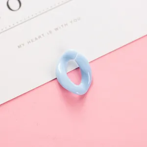 Detalle de anillo trenzado abierto de acrílico azul claro, ideal para joyas DIY.