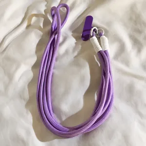 Tracolla per telefono intrecciata lunga viola tinta unita per custodia cellulare e borsa.