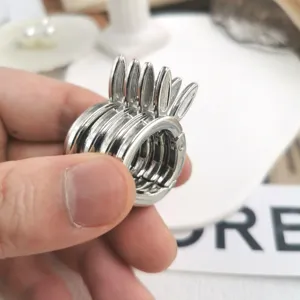 Dettaglio ferramenta anello portachiavi in metallo, accessorio molla in lega di zinco.