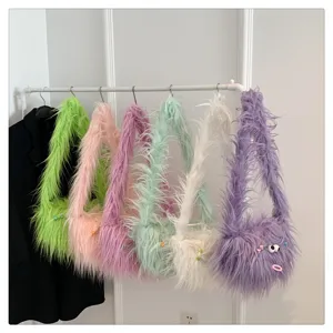 Flauschige Langarm-Plüsch-Umhängetasche, niedliches Monster-Design für den kalten Winter.