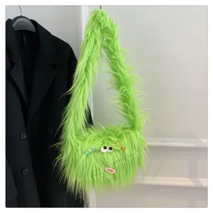 Neongrüne zottelige Umhängetasche mit süßen Augen, flauschige Plüschtasche für Winterdetails.