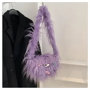 Lila zottelige Plüsch Umhängetasche mit süßen Kulleraugen, weiche flauschige Wintertasche.