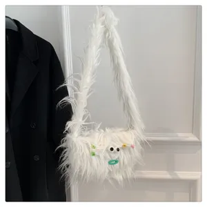 Detailansicht der flauschigen weissen Plueschtasche mit lustigen Monster Augen und Mund.
