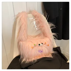 Detail der süßen rosa flauschigen Umhängetasche, Plüsch Plüschtasche mit lustigen Kulleraugen.