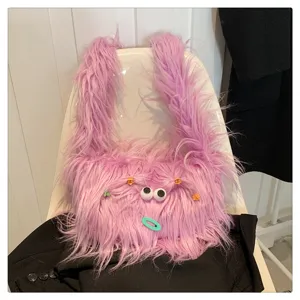 Flauschige Plüsch Umhängetasche Detail, süße Winter Zotteltasche mit Augen und Clips.