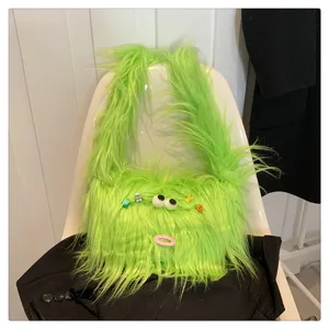 Grüne flauschige Plüsch Monster Umhängetasche Detail, süße pelzige Schultertasche mit lustigen Augen.