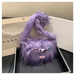 Süße lila flauschige Plüsch Umhängetasche Detail, pelziger Monster-Stil mit lustigen Augen.