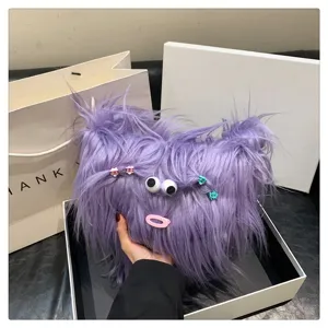 Niedliche lila flauschige Monster Umhängetasche mit langem Plüsch und witzigem Augendesign.