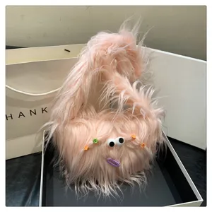 Niedliche flauschige rosa Monster Umhaengetasche mit lustigen Wackelaugen und bunten Clips.