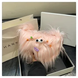 Rosa flauschige Monster Plüsch Umhängetasche Detail mit Wackelaugen und süßen Haarspangen.