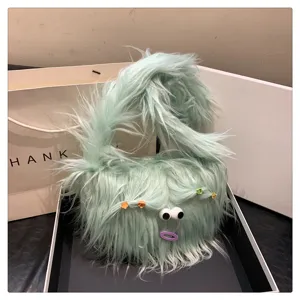 Mintgrüne flauschige Plüsch-Umhängetasche Detail, niedliches Monsterdesign mit Kulleraugen.
