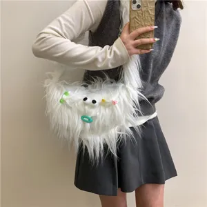 Flauschige weiße Plüsch-Umhängetasche mit süßen Augen und Mund für den modischen Winter.